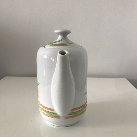 Vintage Teapot with Floral Motif Made in Japan - Picture 7 of 10